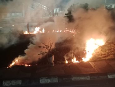 Kebakaran terjadi di kawasan Taman Kota Raja, Tenggarong, Kamis, 25 Juni 2026, malam. Damkar Kukar menyebut api diduga berasal dari pembakaran sampah yang membesar akibat terpaan angin. (Istimewa/Humas Disdamkarmatan Kukar)