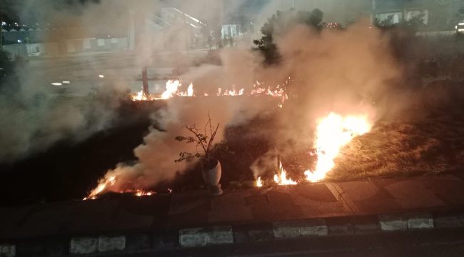 Kebakaran terjadi di kawasan Taman Kota Raja, Tenggarong, Kamis, 25 Juni 2026, malam. Damkar Kukar menyebut api diduga berasal dari pembakaran sampah yang membesar akibat terpaan angin. (Istimewa/Humas Disdamkarmatan Kukar)