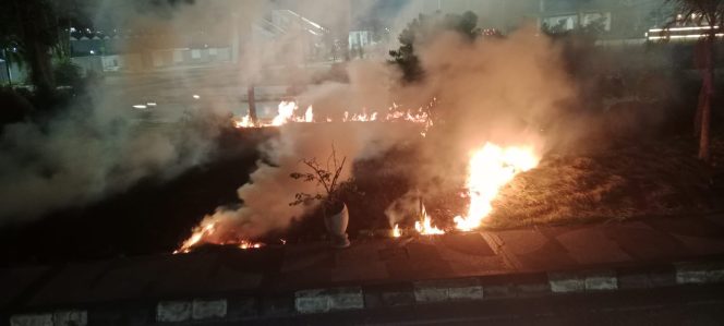 
Kebakaran terjadi di kawasan Taman Kota Raja, Tenggarong, Kamis, 25 Juni 2026, malam. Damkar Kukar menyebut api diduga berasal dari pembakaran sampah yang membesar akibat terpaan angin. (Istimewa/Humas Disdamkarmatan Kukar)
