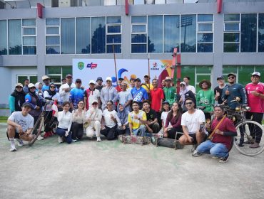 Peserta Minggu Bugar berfoto bersama dalam kegiatan Kaltim Aktif yang digelar KORMI Kalimantan Timur di halaman Kantor Dispora Lama, Samarinda, Minggu (7/6/2026). (Istimewa)
