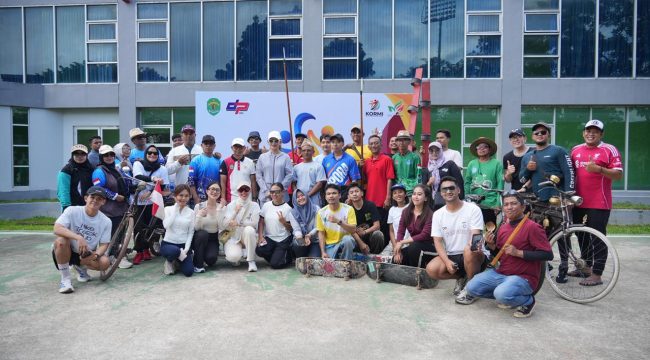 Peserta Minggu Bugar berfoto bersama dalam kegiatan Kaltim Aktif yang digelar KORMI Kalimantan Timur di halaman Kantor Dispora Lama, Samarinda, Minggu (7/6/2026). (Istimewa)