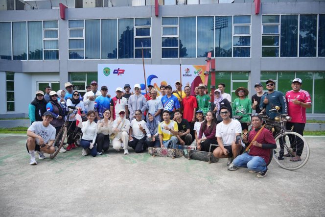 
Peserta Minggu Bugar berfoto bersama dalam kegiatan Kaltim Aktif yang digelar KORMI Kalimantan Timur di halaman Kantor Dispora Lama, Samarinda, Minggu (7/6/2026). (Istimewa)