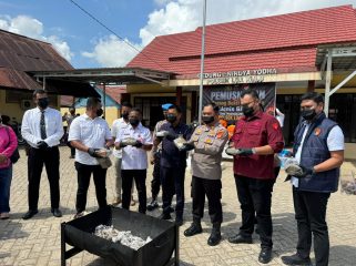 Personel Polsek Loa Kulu bersama unsur terkait menunjukkan barang bukti ganja sebelum dimusnahkan di Mapolsek Loa Kulu, Rabu (3/6/2026). (Angga/okeborneo.com)