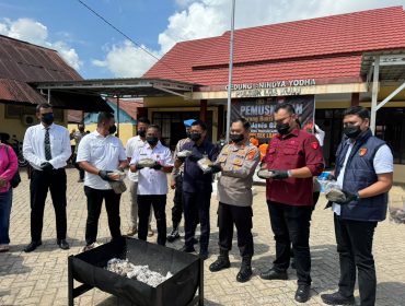 Personel Polsek Loa Kulu bersama unsur terkait menunjukkan barang bukti ganja sebelum dimusnahkan di Mapolsek Loa Kulu, Rabu (3/6/2026). (Angga/okeborneo.com)
