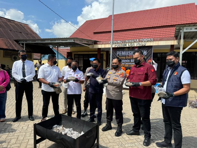 
Personel Polsek Loa Kulu bersama unsur terkait menunjukkan barang bukti ganja sebelum dimusnahkan di Mapolsek Loa Kulu, Rabu (3/6/2026). (Angga/okeborneo.com)