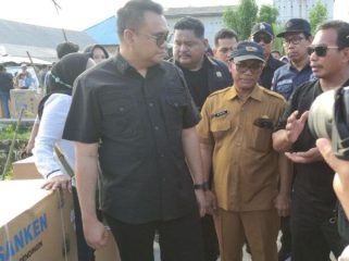 Bupati Kukar Aulia Rahman Basri menyerahkan bantuan untuk nelayan di Muara Badak. DKP Kukar menargetkan 60 ribu nelayan, pembudi daya ikan, dan pelaku usaha perikanan menerima fasilitasi dalam lima tahun ke depan. (Istimewa)