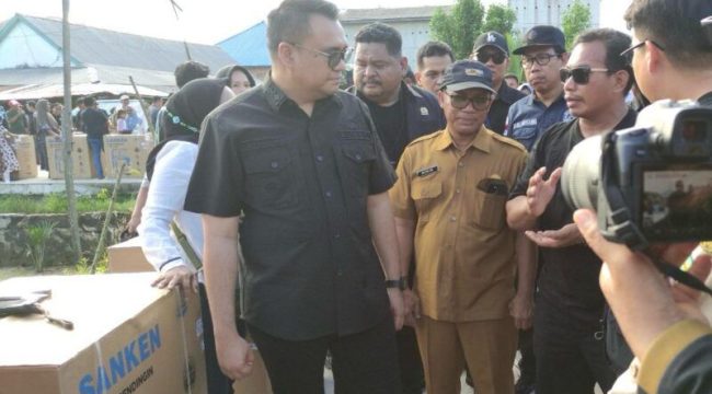 Bupati Kukar Aulia Rahman Basri menyerahkan bantuan untuk nelayan di Muara Badak. DKP Kukar menargetkan 60 ribu nelayan, pembudi daya ikan, dan pelaku usaha perikanan menerima fasilitasi dalam lima tahun ke depan. (Istimewa)