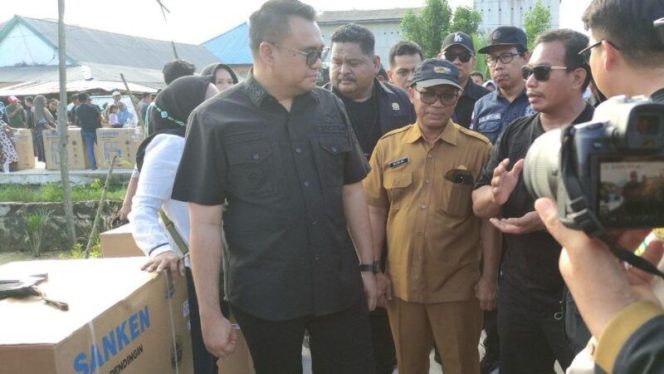
Bupati Kukar Aulia Rahman Basri menyerahkan bantuan untuk nelayan di Muara Badak. DKP Kukar menargetkan 60 ribu nelayan, pembudi daya ikan, dan pelaku usaha perikanan menerima fasilitasi dalam lima tahun ke depan. (Istimewa)