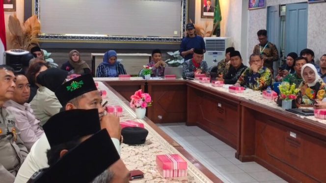 
Rapat koordinasi lintas sektor membahas upaya pencegahan dan penanganan dugaan kasus kekerasan seksual di lingkungan pondok pesantren di Kutai Kartanegara. Rapat tersebut turut membahas rekomendasi penutupan lembaga serta keberlanjutan pendidikan santri. (Istimewa)