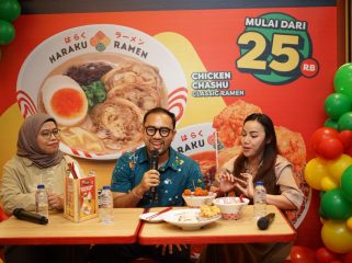 Perwakilan ISMAYA Group dan Haraku Ramen dalam pembukaan gerai Haraku Ramen di Big Mall Samarinda, Jumat, 26 Juni 2026. Gerai ini menjadi gerai pertama Haraku Ramen di Kalimantan sekaligus langkah perdana ISMAYA Group masuk pasar Kalimantan. (Istimewa)
