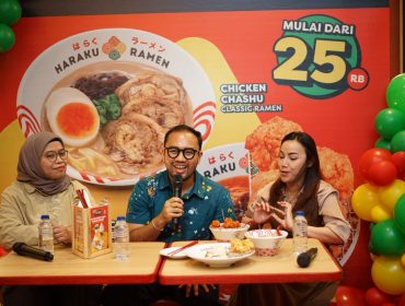Perwakilan ISMAYA Group dan Haraku Ramen dalam pembukaan gerai Haraku Ramen di Big Mall Samarinda, Jumat, 26 Juni 2026. Gerai ini menjadi gerai pertama Haraku Ramen di Kalimantan sekaligus langkah perdana ISMAYA Group masuk pasar Kalimantan. (Istimewa)
