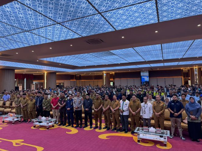 
Bupati Kukar Aulia Rahman Basri bersama organisasi perangkat daerah dan tamu undangan usai peluncuran Program RT-Ku Terbaik, Aplikasi Kukar Siap Kerja, dan Portal Pengaduan Masyarakat di Gedung Putri Karang Melenu, Tenggarong Seberang, Selasa, 23 Juni 2026. (Angga/okeborneo.com)