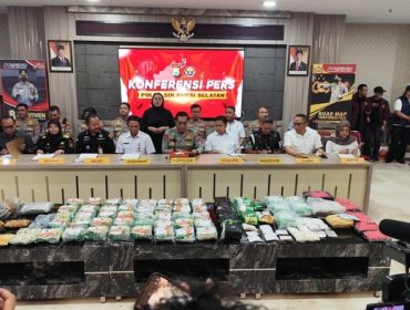 Konferensi pers pengungkapan 40 kilogram sabu dan 157 cartridge etomidate di Polda Sulawesi Selatan. (Istimewa)