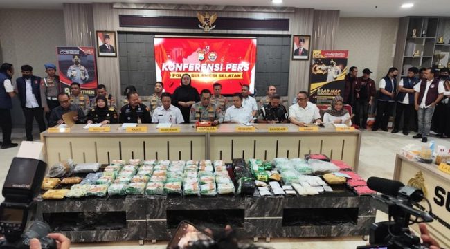 Konferensi pers pengungkapan 40 kilogram sabu dan 157 cartridge etomidate di Polda Sulawesi Selatan. (Istimewa)