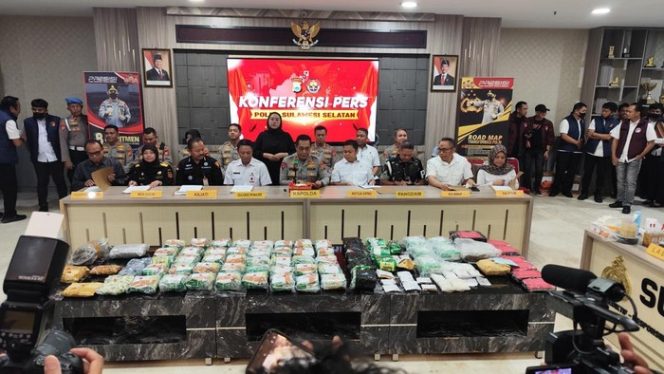 
Konferensi pers pengungkapan 40 kilogram sabu dan 157 cartridge etomidate di Polda Sulawesi Selatan. (Istimewa)