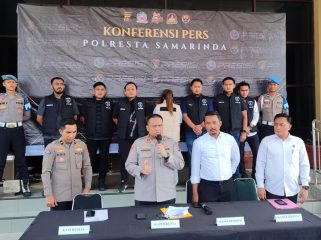 Polresta Samarinda menggelar konferensi pers penetapan tersangka kasus dugaan penipuan dan penggelapan dana Samarinda Half Marathon 2026, Selasa, 30 Juni 2026. Polisi menyebut satu orang penyelenggara berinisial V alias NO telah ditetapkan sebagai tersangka. (pep/okeborneo.com)