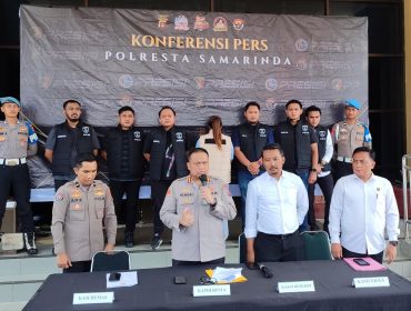 Polresta Samarinda menggelar konferensi pers penetapan tersangka kasus dugaan penipuan dan penggelapan dana Samarinda Half Marathon 2026, Selasa, 30 Juni 2026. Polisi menyebut satu orang penyelenggara berinisial V alias NO telah ditetapkan sebagai tersangka. (pep/okeborneo.com)