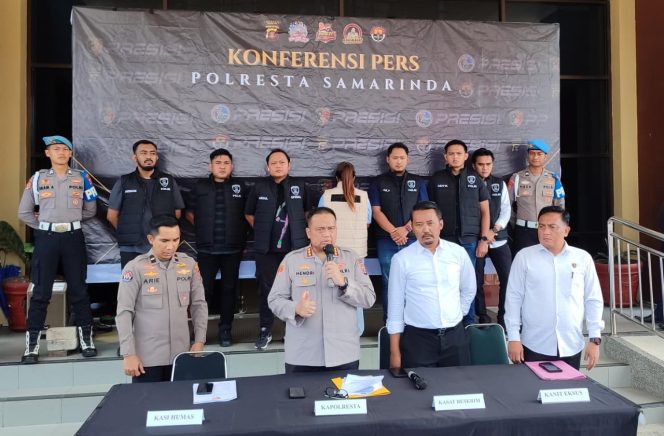 
Polresta Samarinda menggelar konferensi pers penetapan tersangka kasus dugaan penipuan dan penggelapan dana Samarinda Half Marathon 2026, Selasa, 30 Juni 2026. Polisi menyebut satu orang penyelenggara berinisial V alias NO telah ditetapkan sebagai tersangka. (pep/okeborneo.com)