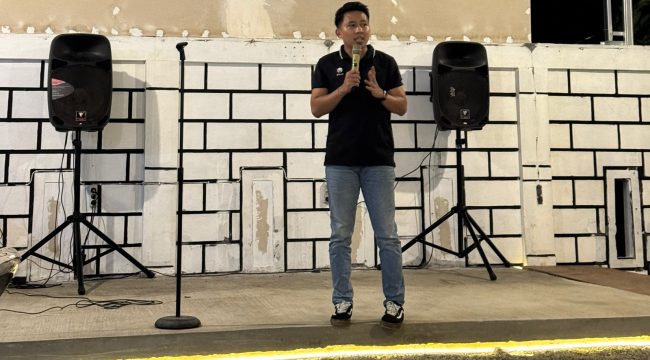 Suasana open mic Stand Up Indo Tenggarong di Haha Reborn Cafe, Jumat (5/6/2026) malam. (angga/okeborneo.com)