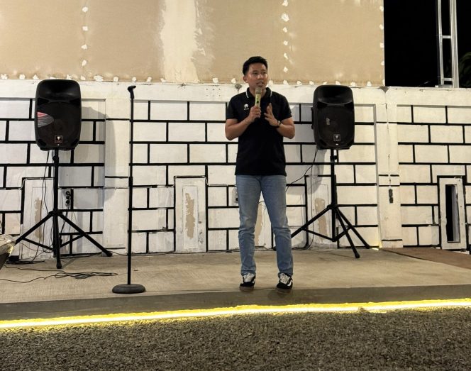 
Suasana open mic Stand Up Indo Tenggarong di Haha Reborn Cafe, Jumat (5/6/2026) malam. (angga/okeborneo.com)