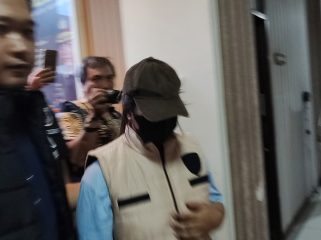 Tersangka kasus dugaan penipuan dan penggelapan dana Samarinda Half Marathon 2026, V alias NO, saat menjalani proses hukum di Polresta Samarinda. Polisi menyebut tersangka tidak ditahan karena pertimbangan penyidik, tetapi proses hukum tetap berjalan. (pep/okeborneo.com)
