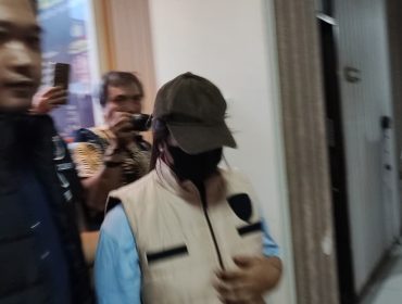 Tersangka kasus dugaan penipuan dan penggelapan dana Samarinda Half Marathon 2026, V alias NO, saat menjalani proses hukum di Polresta Samarinda. Polisi menyebut tersangka tidak ditahan karena pertimbangan penyidik, tetapi proses hukum tetap berjalan. (pep/okeborneo.com)