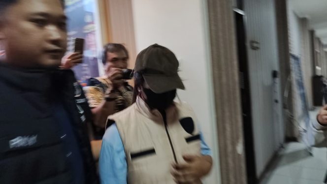 
Tersangka kasus dugaan penipuan dan penggelapan dana Samarinda Half Marathon 2026, V alias NO, saat menjalani proses hukum di Polresta Samarinda. Polisi menyebut tersangka tidak ditahan karena pertimbangan penyidik, tetapi proses hukum tetap berjalan. (pep/okeborneo.com)