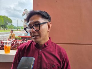 Anggota Komisi IV DPRD Kutai Kartanegara Akbar Haka memberikan keterangan mengenai pemeriksaan penyaluran insentif guru dan kepala sekolah swasta. Ia meminta semua pihak menunggu hasil resmi Inspektorat Kukar. (Angga/okeborneo.com)