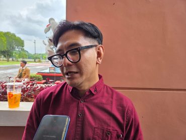 Anggota Komisi IV DPRD Kutai Kartanegara Akbar Haka memberikan keterangan mengenai pemeriksaan penyaluran insentif guru dan kepala sekolah swasta. Ia meminta semua pihak menunggu hasil resmi Inspektorat Kukar. (Angga/okeborneo.com)