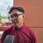 Anggota Komisi IV DPRD Kutai Kartanegara Akbar Haka memberikan keterangan mengenai pemeriksaan penyaluran insentif guru dan kepala sekolah swasta. Ia meminta semua pihak menunggu hasil resmi Inspektorat Kukar. (Angga/okeborneo.com)
