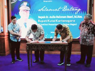 Bupati Kukar Aulia Rahman Basri menandatangani Berita Acara Serah Terima bantuan sarana dan prasarana untuk IPDN di Kampus IPDN Jatinangor, Sumedang, Jawa Barat. (Istimewa)
