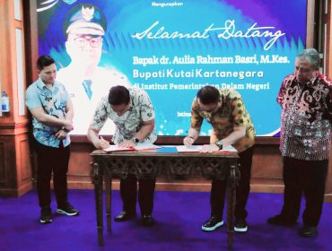 Bupati Kukar Aulia Rahman Basri menandatangani Berita Acara Serah Terima bantuan sarana dan prasarana untuk IPDN di Kampus IPDN Jatinangor, Sumedang, Jawa Barat. (Istimewa)