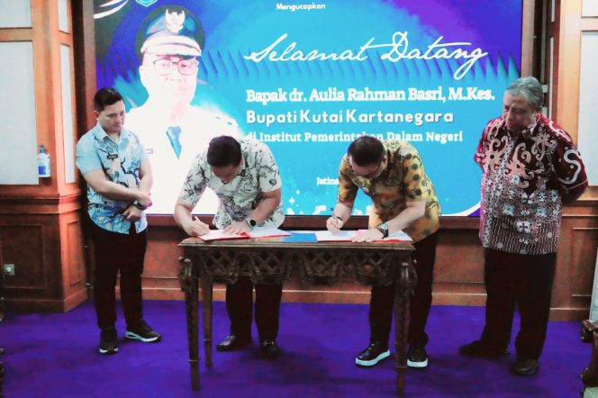 
Bupati Kukar Aulia Rahman Basri menandatangani Berita Acara Serah Terima bantuan sarana dan prasarana untuk IPDN di Kampus IPDN Jatinangor, Sumedang, Jawa Barat. (Istimewa)