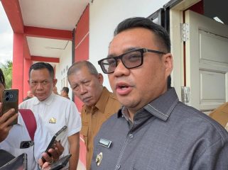 Bupati Kutai Kartanegara Aulia Rahman Basri saat diwawancarai awak media. Aulia menyatakan Pemkab Kukar menghormati proses hukum Kejati Kaltim terkait penggeledahan di Kantor Disdikbud Kukar. (Angga/okeborneo.com)