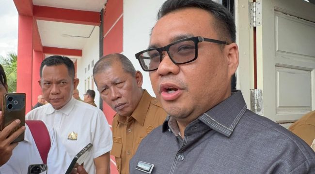 Bupati Kutai Kartanegara Aulia Rahman Basri saat diwawancarai awak media. Aulia menyatakan Pemkab Kukar menghormati proses hukum Kejati Kaltim terkait penggeledahan di Kantor Disdikbud Kukar. (Angga/okeborneo.com)