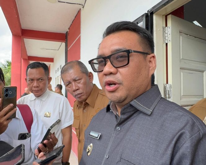 
Bupati Kutai Kartanegara Aulia Rahman Basri saat diwawancarai awak media. Aulia menyatakan Pemkab Kukar menghormati proses hukum Kejati Kaltim terkait penggeledahan di Kantor Disdikbud Kukar. (Angga/okeborneo.com)