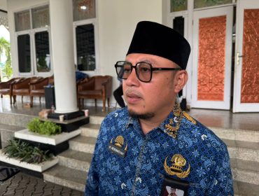 Kepala Disdikbud Kukar, Heriansyah, saat diwawancarai terkait mekanisme penilaian jalur prestasi dalam SPMB 2026. (Angga/okeborneo.com)