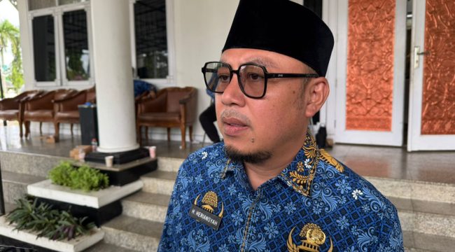 Kepala Disdikbud Kukar, Heriansyah, saat diwawancarai terkait mekanisme penilaian jalur prestasi dalam SPMB 2026. (Angga/okeborneo.com)