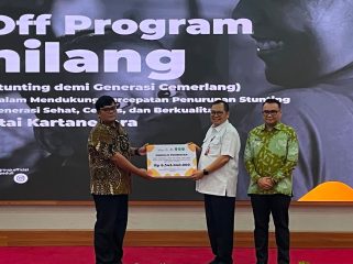 Bupati Kutai Kartanegara Aulia Rahman Basri bersama perwakilan mitra menunjukkan papan penyerahan simbolis dukungan senilai Rp6,343 miliar dalam peluncuran Program GEMILANG di Pendopo Odah Etam, Tenggarong, Rabu, 15 Juli 2026. (Angga/okeborneo.com)