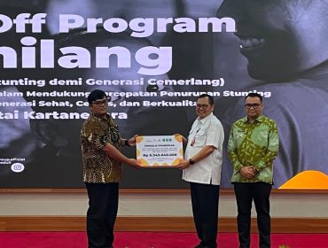 Bupati Kutai Kartanegara Aulia Rahman Basri bersama perwakilan mitra menunjukkan papan penyerahan simbolis dukungan senilai Rp6,343 miliar dalam peluncuran Program GEMILANG di Pendopo Odah Etam, Tenggarong, Rabu, 15 Juli 2026. (Angga/okeborneo.com)