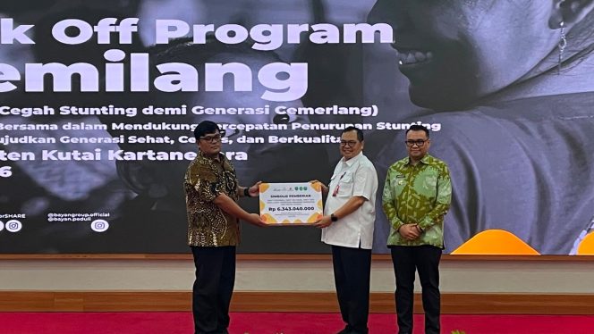 
Bupati Kutai Kartanegara Aulia Rahman Basri bersama perwakilan mitra menunjukkan papan penyerahan simbolis dukungan senilai Rp6,343 miliar dalam peluncuran Program GEMILANG di Pendopo Odah Etam, Tenggarong, Rabu, 15 Juli 2026. (Angga/okeborneo.com)