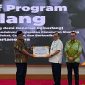Bupati Kutai Kartanegara Aulia Rahman Basri bersama perwakilan mitra menunjukkan papan penyerahan simbolis dukungan senilai Rp6,343 miliar dalam peluncuran Program GEMILANG di Pendopo Odah Etam, Tenggarong, Rabu, 15 Juli 2026. (Angga/okeborneo.com)