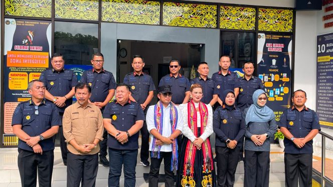 
Gubernur Kalimantan Timur Rudy Mas’ud bersama jajaran Kanwil Direktorat Jenderal Pemasyarakatan Kalimantan Timur dan Pemkab Kukar saat meninjau Lapas Perempuan Kelas IIA Tenggarong, Jumat, 3 Juli 2026. (Istimewa)