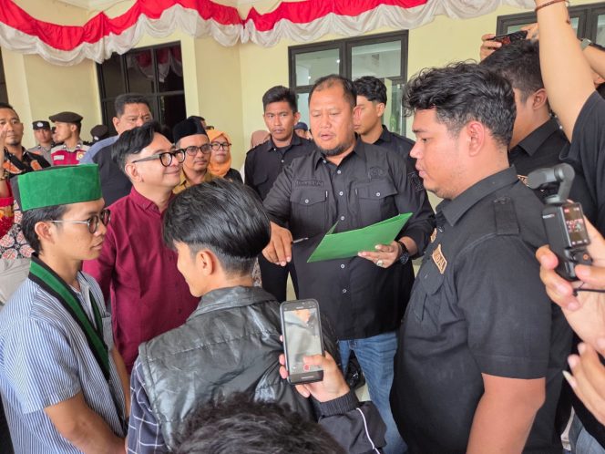 
Perwakilan DPRD Kutai Kartanegara menerima dokumen tuntutan HMI Cabang Kukar dalam aksi evaluasi APBD 2026 dan pelaksanaan agenda Kukar Idaman Terbaik di Kantor DPRD Kukar, Kamis, 23 Juli 2026. (Angga/okeborneo.com)
