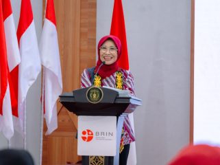 Ketua Komisi X DPR RI Hetifah Sjaifudian memaparkan tantangan tata kelola pemerintahan desa dalam kegiatan di Pendopo Odah Etam, Tenggarong, Senin, 20 Juli 2026. (Angga/okeborneo.com)