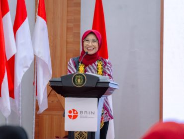Ketua Komisi X DPR RI Hetifah Sjaifudian memaparkan tantangan tata kelola pemerintahan desa dalam kegiatan di Pendopo Odah Etam, Tenggarong, Senin, 20 Juli 2026. (Angga/okeborneo.com)