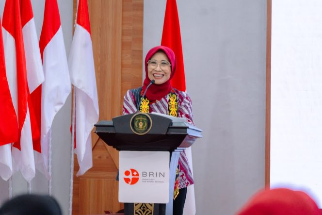 
Ketua Komisi X DPR RI Hetifah Sjaifudian memaparkan tantangan tata kelola pemerintahan desa dalam kegiatan di Pendopo Odah Etam, Tenggarong, Senin, 20 Juli 2026. (Angga/okeborneo.com)