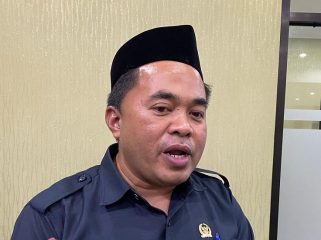 Ketua DPRD Kukar, Ahmad Yani. Ia mengingatkan sekolah dan pihak pelaksana agar tidak menarik pungutan tambahan dalam penyaluran program seragam gratis. (Angga/okeborneo.com)