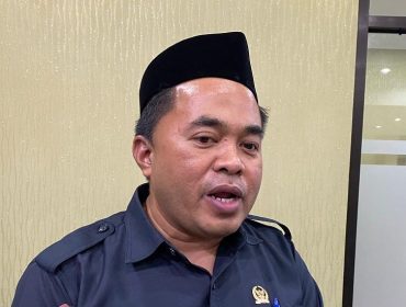 Ketua DPRD Kukar, Ahmad Yani. Ia mengingatkan sekolah dan pihak pelaksana agar tidak menarik pungutan tambahan dalam penyaluran program seragam gratis. (Angga/okeborneo.com)