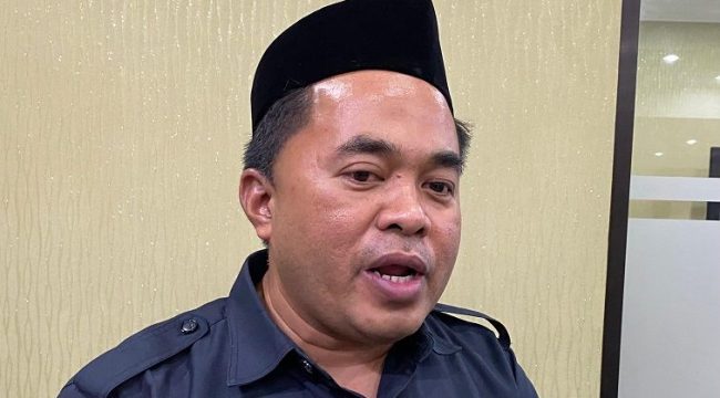 Ketua DPRD Kukar, Ahmad Yani. Ia mengingatkan sekolah dan pihak pelaksana agar tidak menarik pungutan tambahan dalam penyaluran program seragam gratis. (Angga/okeborneo.com)